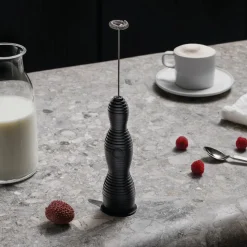 Alessi Pulcina maidonvaahdotin musta