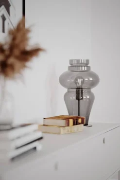 By Rydéns pöytävalaisin Dolores savunharmaa