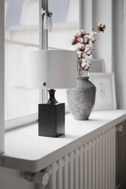 By Rydéns pöytävalaisin Woody matala musta/valkoinen