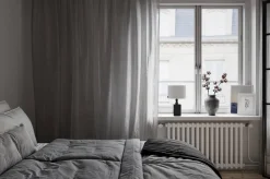 By Rydéns pöytävalaisin Woody matala musta/valkoinen