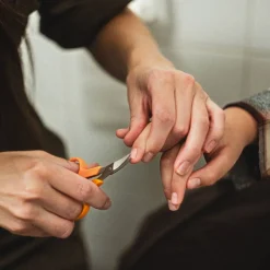 Fiskars Classic kynsisakset kaarevateräiset 10 cm