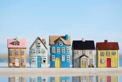 IB Laursen talolyhty Nyhavn kukat ja vaaleanpunainen katto