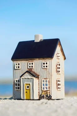 IB Laursen talolyhty Visby polkupyörä edessä ja musta katto