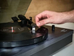 Lenco vinyylilevysoitin + kaiuttimet LS-300  musta