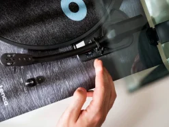 Lenco vinyylilevysoitin + kaiuttimet LS-300  musta