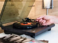 Lenco vinyylilevysoitin LS-10 musta