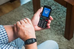 Maxcom matkapuhelin MM735BB SOS-turvarannekkeella