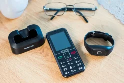 Maxcom matkapuhelin MM735BB SOS-turvarannekkeella