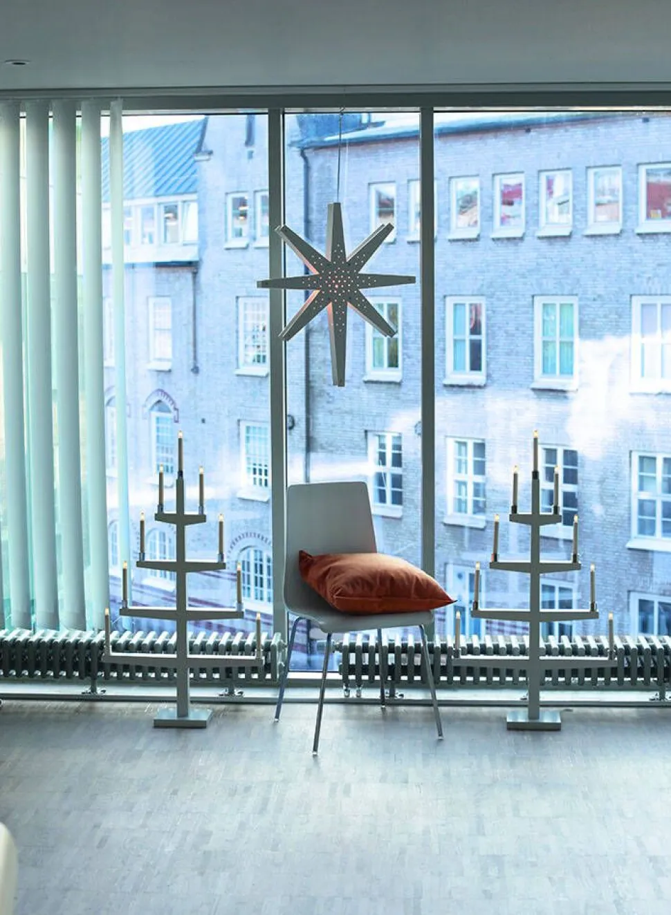 Star Trading 9-haarainen kynttelikkö Tall valkoinen