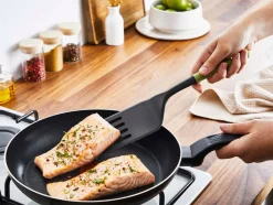 Tefal paistolasta leikkuureunalla Essential 2in1