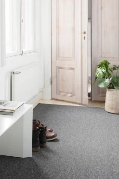 VM-Carpet Balanssi 98 tummanharmaa,  80*200 cm, kantti 5460