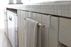 Yamazaki pyyheteline kaapinoveen