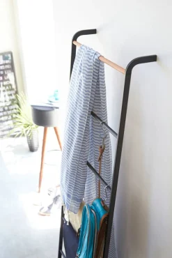 Yamazaki vaateteline musta